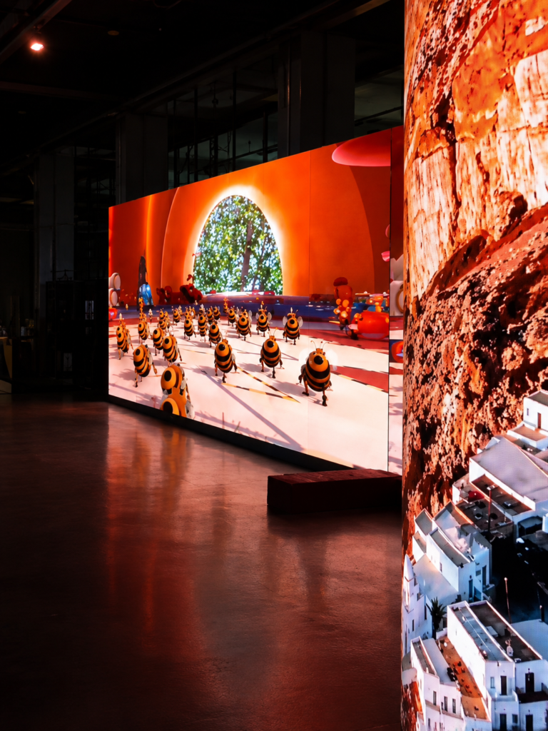 Ecran LED intérieur showroom