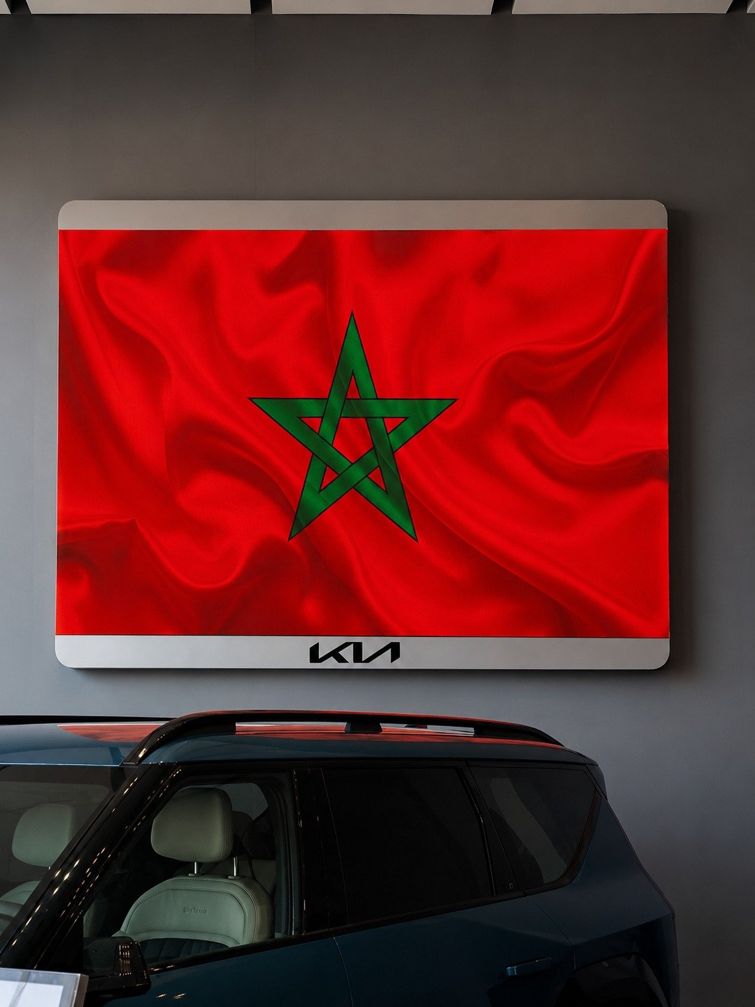 Écran LED intérieur installé par HSTB LED dans un showroom automobile au Maroc