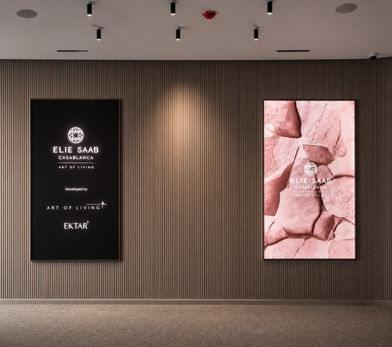 Totems LED intérieurs dans un hall d’accueil immobilier à Casablanca